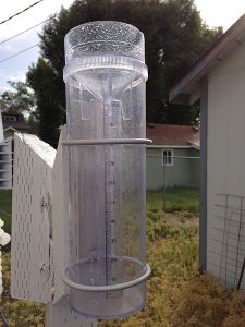 2013-06-24_17_39_11_A_4-inch_plastic_rain_gauge_typical_of_those_used_by_the_CoCoRaHS_program